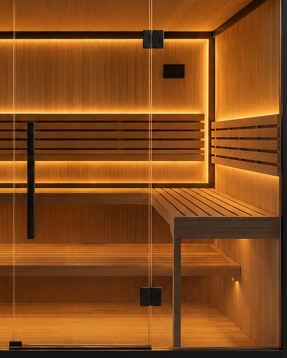Interior de sauna VANT con bancas de madera e iluminación cálida