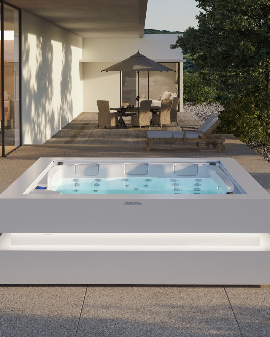 Spa VANT con base iluminada en terraza al atardecer